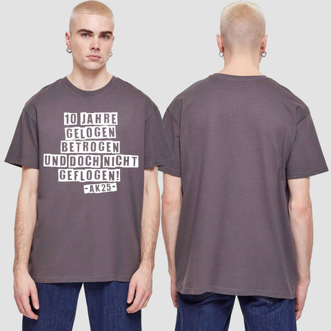 1031 "10 Jahre gelogen und betrogen" Abschluss Oversize T-Shirt einseitig bedruckt