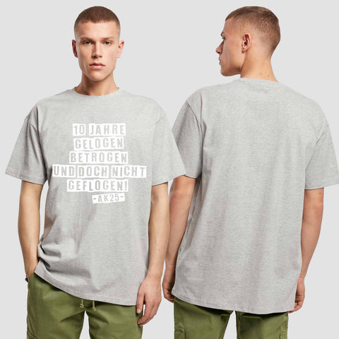 1031 "10 Jahre gelogen und betrogen" Abschluss Oversize T-Shirt einseitig bedruckt